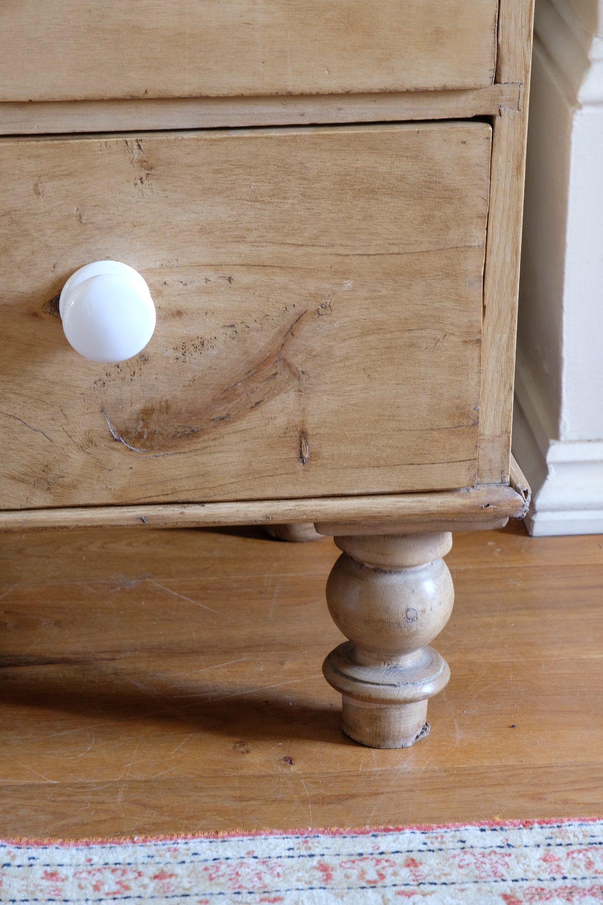 Antique Pine Chest of Drawers – Material, Form, and the Quiet Authority of English Country Furniture